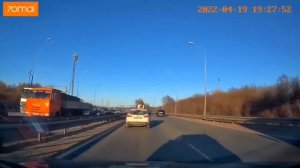 Белый автомобиль влетел в пробку на Шафировском просп
