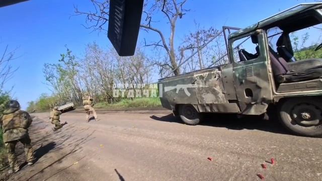 Эвакуационная группа отбивается от украинского FPV-дрона огнем из автоматов и дробовиков, Покров...