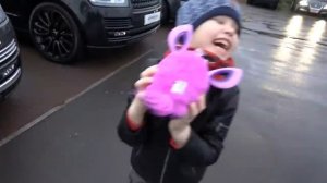 Мистер Макс • Mister Max - ВЛОГ. Дикари в автосалоне   Выбрали супер крутой автомобиль   Ферби довел