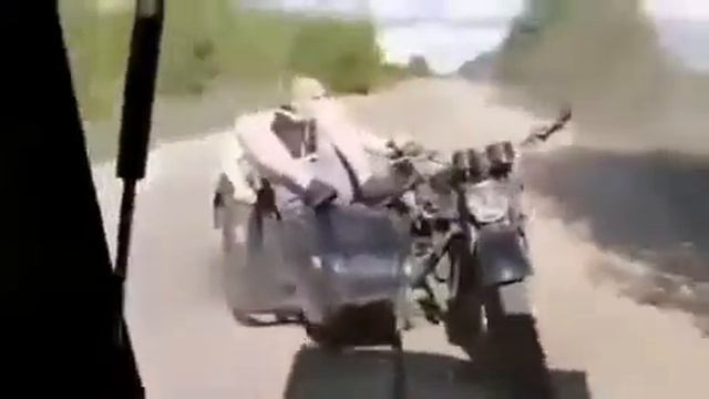 На мотоцикле в кусты прикол года,  смех смотреть онлайн