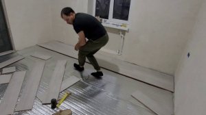 Я СДЕЛАЛ ВСЕ ЧТО СМОГ ПАТРИК ПОКА ВЕРНУЛСЯ ПРИСТУПИЛ К УКЛАДКЕ ЛАМИНАТА КОМНАТА ПОЧТИ ГОТОВА СТЕНА В