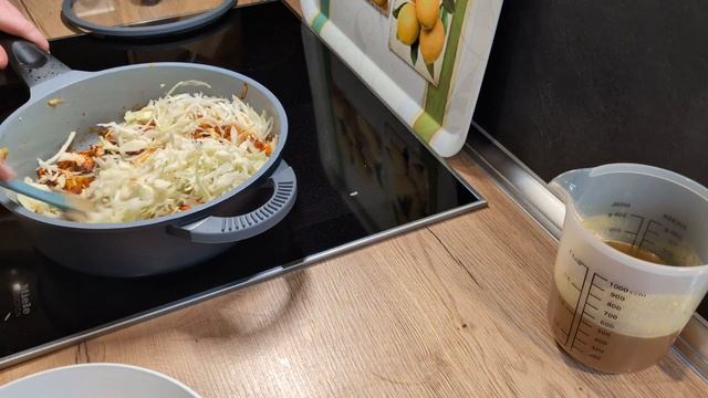 Картофельные клецки с фаршем. Тушёная капуста на гарн?
