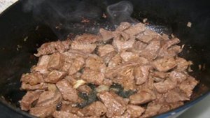 Говядина с огурцами солеными