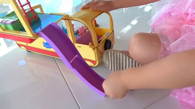 Рома и Диана Рома и Диана притворяются, что играют с найденными игрушками