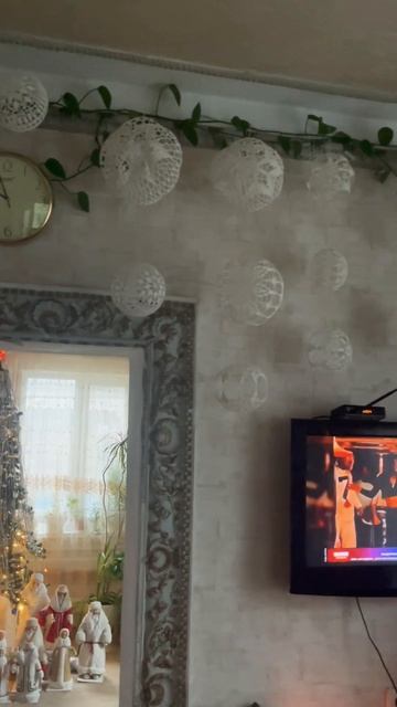 Елочка 2024 ,шарики свисающие с потолка и скромная коллекция дедушек🥰 #вязаниекрючком #новыйгод