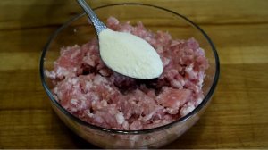 Перемешайте фарш с манкой!  Век живи-век учись! Долго искала и наконец-то нашла правильный рецепт