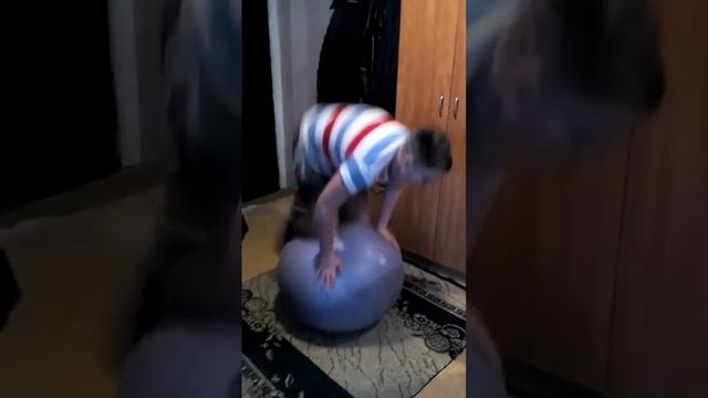 ТРЮК НА ГИМНАСТИЧЕСКОМ МЯЧЕ продолжение смотреть онлайн