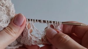 Вяжем большую дырочку из 5 петель. Несколько накидов подряд