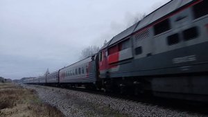 Мигающим прожектором ТЭП70-0538 с пассажирским поездом С
