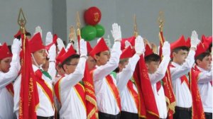 Мечтали быть пионерами.