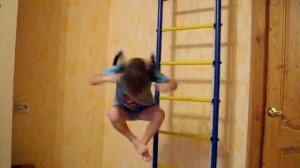 Ребёнок вытворяет головокружительный трюк на кольцах.