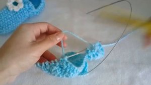 Прекрасные, детские следки спицами.