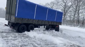 Камаз 54115 пробиваюсь через сугробы