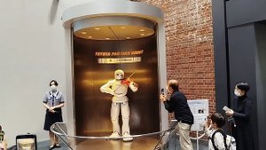 Нагоя, робот играет на скрипке