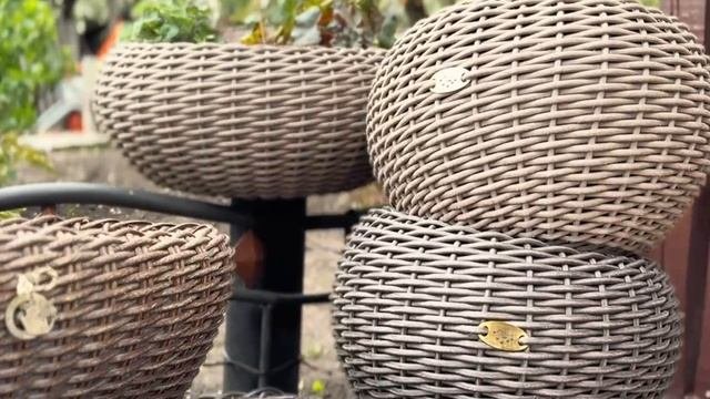 Кашпо из искусственного ротанга
