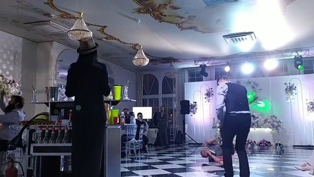 Бармен шоу Краснодар - мастер классготовим коктейль в стиле break dance с бар леди Дрёмов Михаил