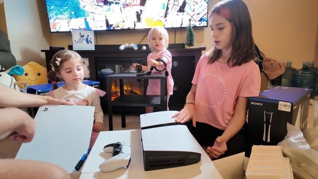 Распаковка Ps5 pro с Кирой Доминикой и Эмили. смотреть онлайн