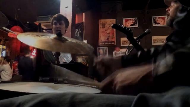 На басу  звукорежиссёр, на барабанах басист (если барабанщик не приехал на концерт) смотреть онлайн