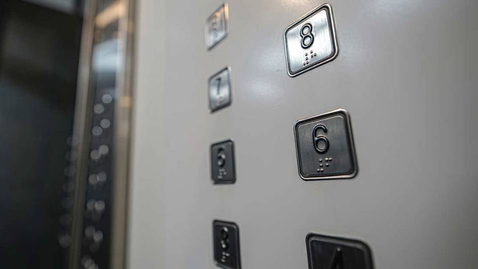 Лифт с людьми упал с шестого этажа в одном из домов в Астрахани смотреть онлайн