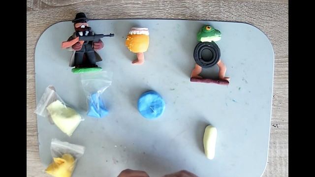 Леплю Шимпанзини бананини и показываю фигурки