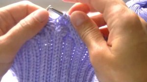 Вяжем шапку спицами узором с  аранами.