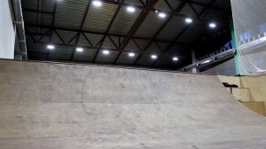 Скейтбординг. Трюки в минирампе.