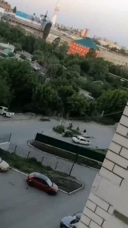ЕЗДА НА КАПОТЕ: по улице 45 Стрелковой Дивизии подростки устроили покатушки. На капоте автомобиля.