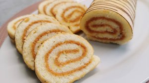 Бисквитный рулет к чаю, с прослойкой варёной сгущёнки , нежный и очень вкусный рулет.
