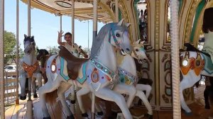 ВЕСЕЛАЯ КАРУСЕЛЬ 🎠 ДЕТИ С МАМОЙ КАТАЮТСЯ НА КАРУС