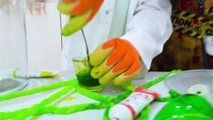 Мистер Макс Макс и папа делают зубную пасту для слона на Хеллоуин