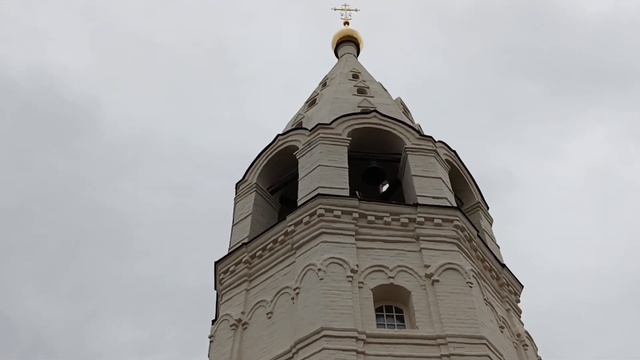 Колокольный звон. Много народу. Бобренев Монастырь. смотреть онлайн