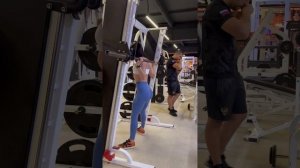 Приседания в смите широкая постановка ног