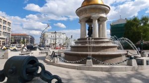 Фонтан-ротонда «Наталья и Александр Пушкины» у Никитских ворот символизирует свод церкви Вознесения