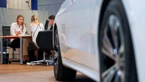 Объем выданных в России автокредитов сократился вдвое