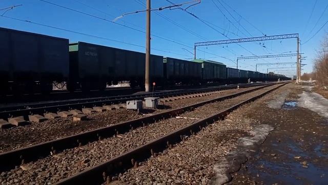 Электровоз 2ЭС6-880860 с грузовым поездом.
