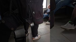 САНКТ-ПЕТЕРБУРГ. МУЗЫКАНТ В ЭЛЕКТРИЧКЕ.