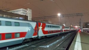 Маневровый тепловоз ТЭМ18ДМ подаёт двухэтажный состав