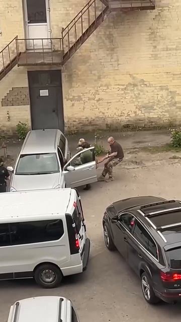 🇺🇦Тцкшники в Луцке вытащили добычу из машины и перенесли её в свой микроавтобус !!!