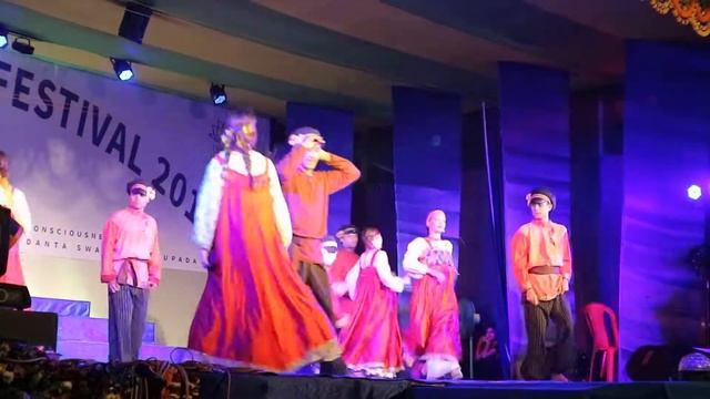 Русские народные танцы на фестивале Гаура Пурнима 2018 в Маяпуре, Индия. смотреть онлайн