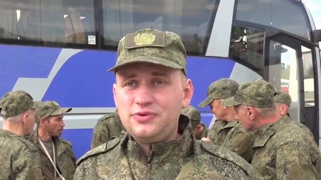 Это кадры возвращения наших людей из украинского плена. Эмоций уже никто не сдерживает.