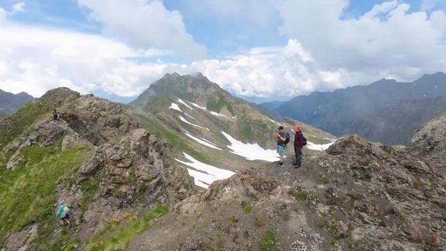 Голубое ожерелье Кодора. Озера Адьюэда, Дериквара, Дах смотреть онлайн