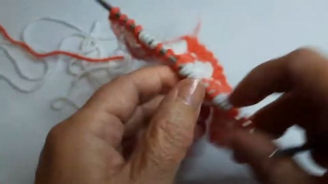 Двухцветный узор спицами.