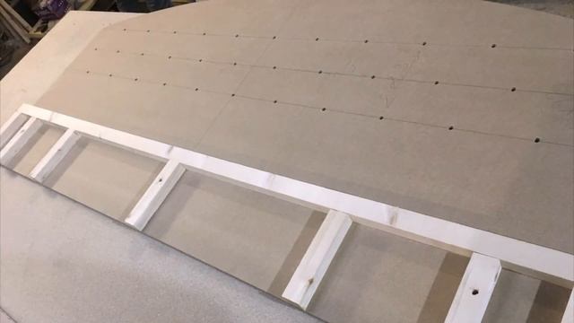 Кровать с мягким изголовьем с каретной стяжкой / Bed with upholstered headboard with carriage tie