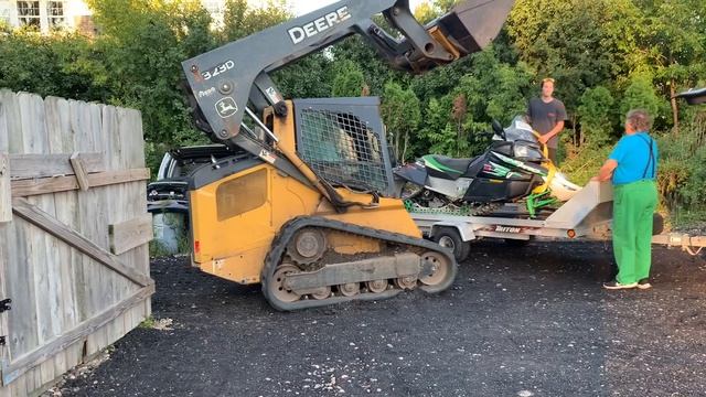 Дедушка подарил внукам снегоход Arctic Cat (будет продолже