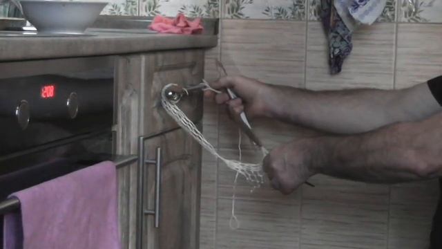 Ответ, как привязать вторую ручку на полотно будущей мочалки