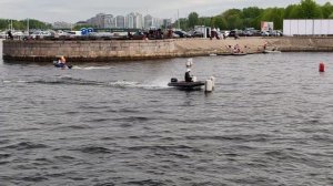 «Экзамены по вождению на моторных лодках для детей на Петровской косе другой ракурс»
