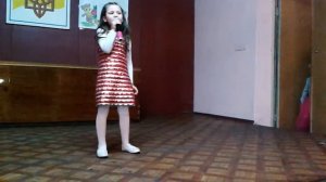 маленькая девочка поет битлз