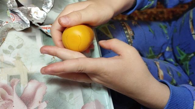 открываем шоколадное яйцо Kinder (Киндер) сюрприз