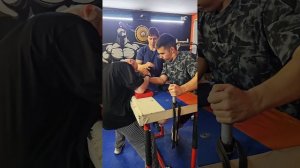 Парень дал мне шанс в армрестлинге. Довольно сильные руки