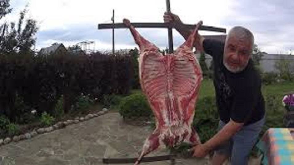 КАК ПРИГОТОВИТЬ ЦЕЛОГО БАРАНА НА КОСТРЕ.РОСКОШНЫЙ РЕЦЕПТ МЯСА НА УГЛЯХ. смотреть онлайн